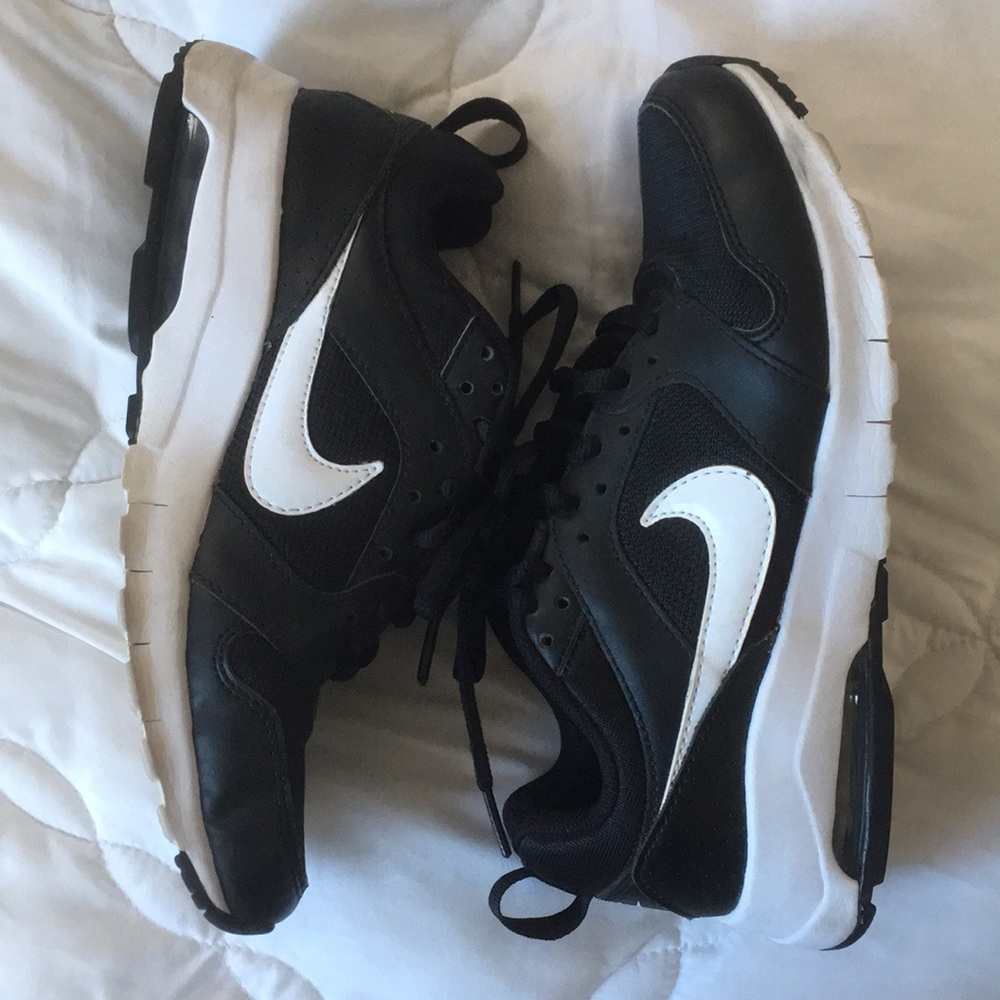 Black and White Nike Air , Size 6.5 Women’s 🖤